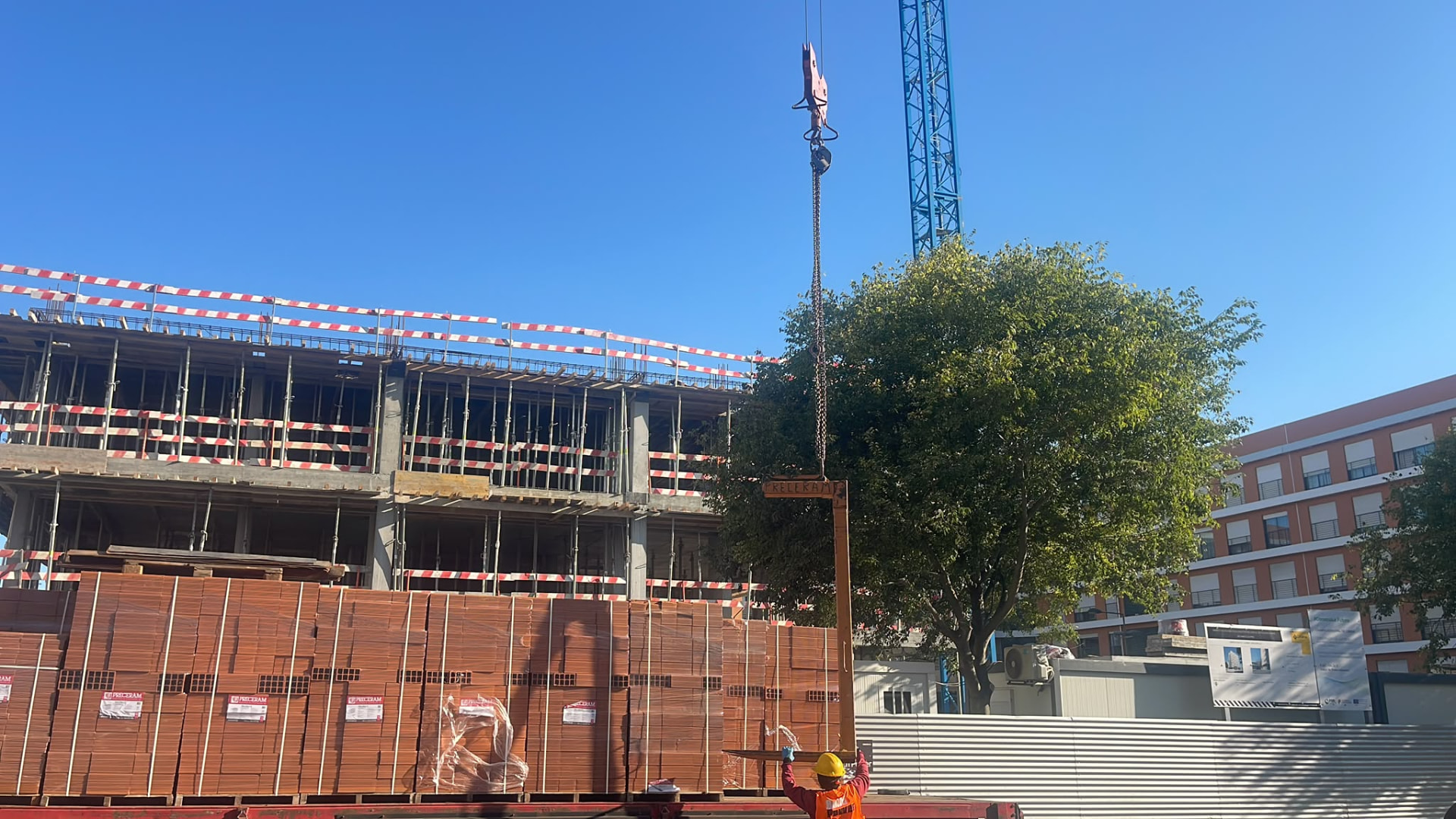 Estrutura em construção com grua