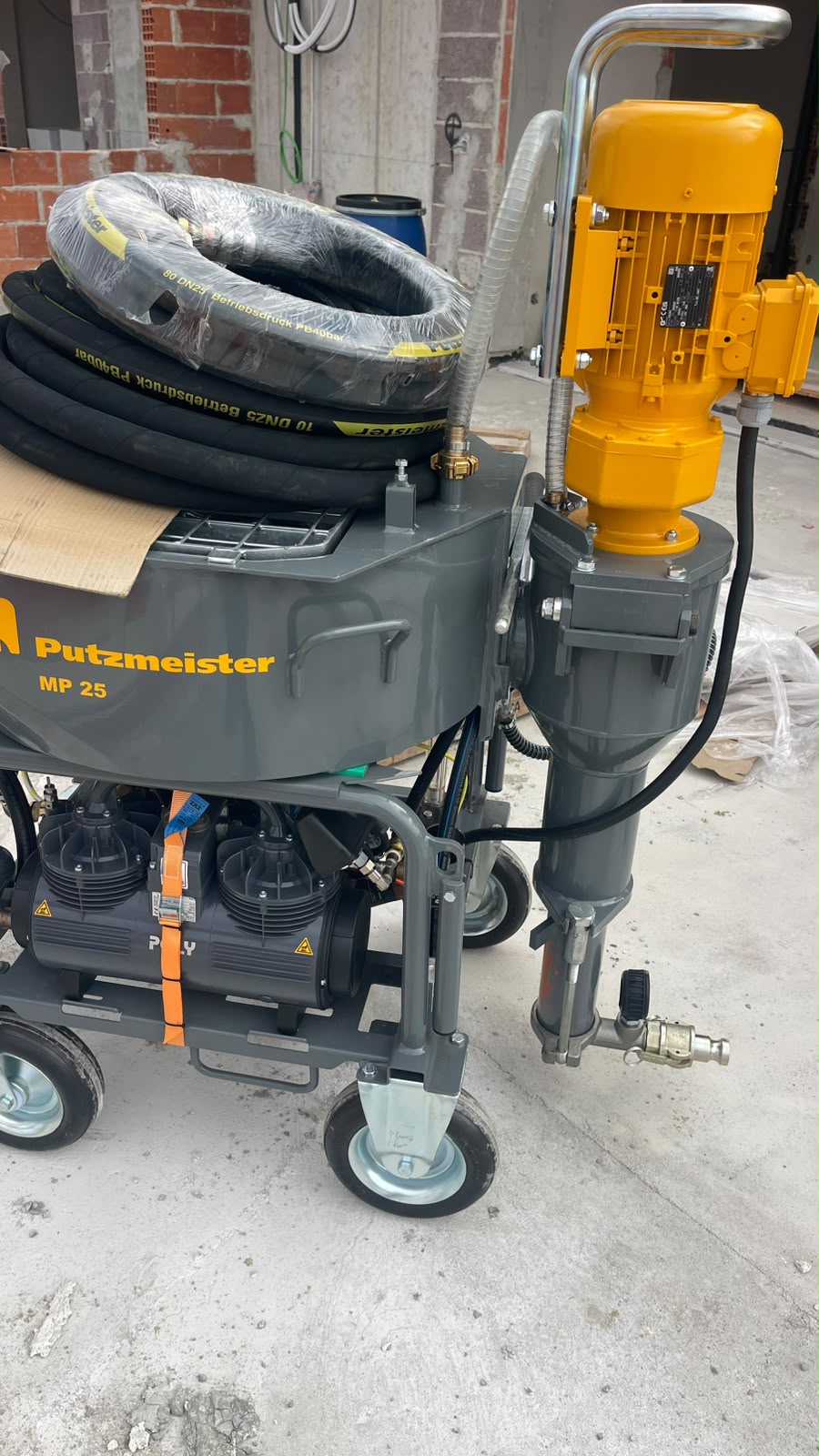 Nova máquina Putzmeister MP 25 adquirida pela Furacão Verde Construção