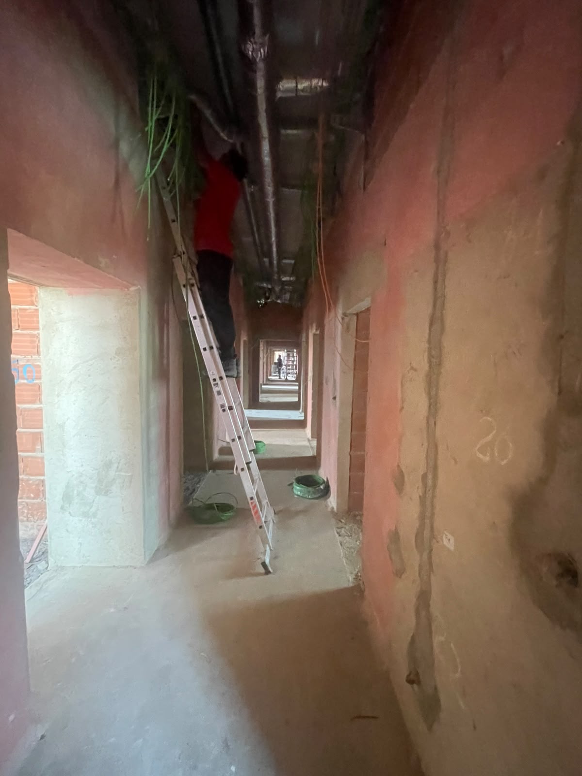 Vista geral de corredor durante reabilitação e passagem de infraestruturas